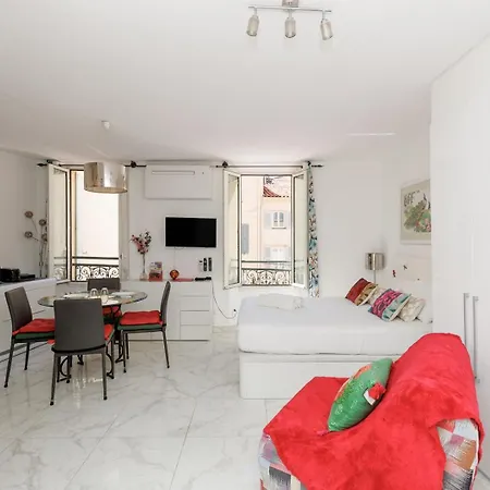 Upstays Cosy Near Palais Apartman