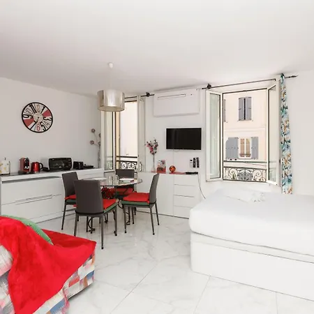 Upstays Cosy Near Palais Apartman *
